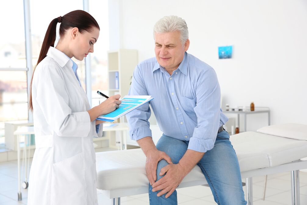 Ang isang doktor ay nagrereseta ng isang kurso ng paggamot para sa isang pasyente para sa arthrosis ng kasukasuan ng tuhod