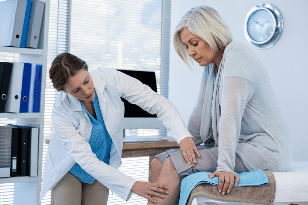 Ang isang pasyente na may arthrosis na nangangailangan ng therapy ay sinusuri ng isang doktor